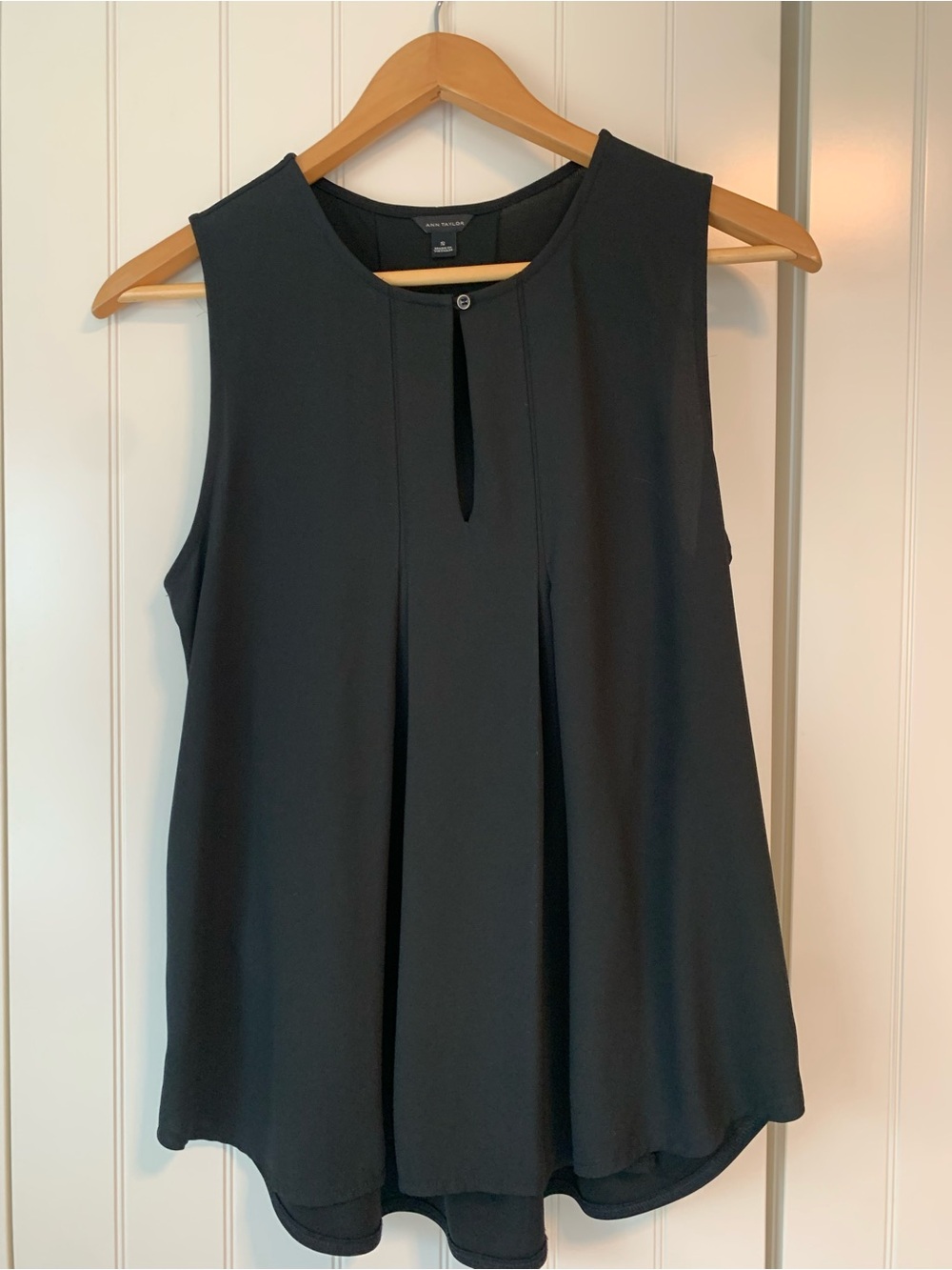 Ann Taylor Women's Black Sleeveless Pleated Keyhole Camisole